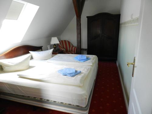 1 king bed, 1 sofa bed