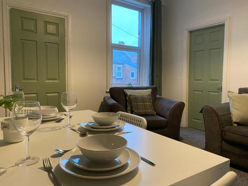 Picture of Overhill 3 Bedroom Flat 5 Beds, Free Parking, Ideal For Contractors