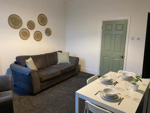 Picture of Overhill 3 Bedroom Flat 5 Beds, Free Parking, Ideal For Contractors