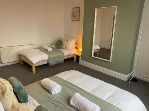 Overhill 3 Bedroom Flat 5 Beds, Free Parking, Ideal For Contractors