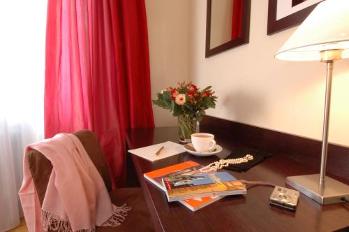 Central Hotel - image 11