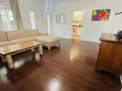 Stylish Gated 1,000sq ft 1BR + Bonus BR in WeHo private designated Garage in Los Angeles, USA
