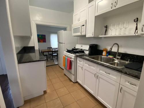 Stylish Gated 1,000sq ft 1BR + Bonus BR in WeHo private designated Garage in Los Angeles, USA