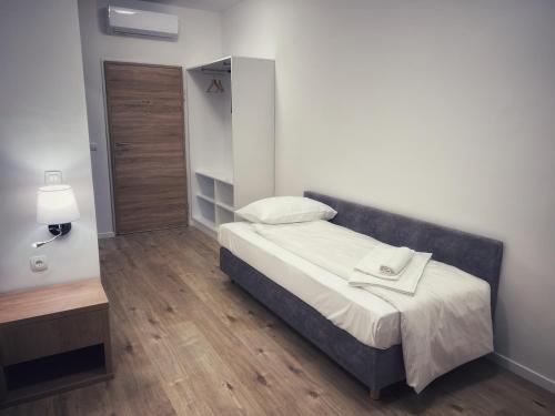 1 queen bed, 1 twin bed