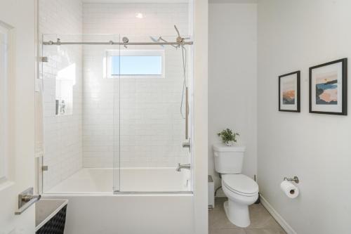 FLG Retreat - Modern Home with Mountain Views