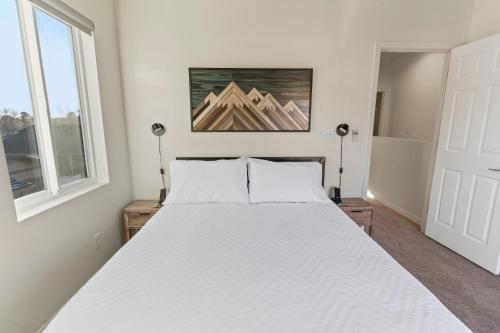 FLG Retreat - Modern Home with Mountain Views