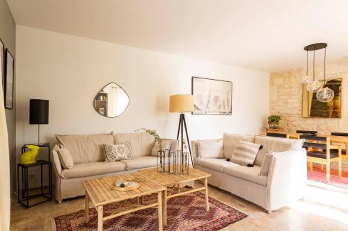 maison entière de village Fontvieille avec piscine (maison entiere de village Fontvieille avec piscine) in ฟองวิเย่