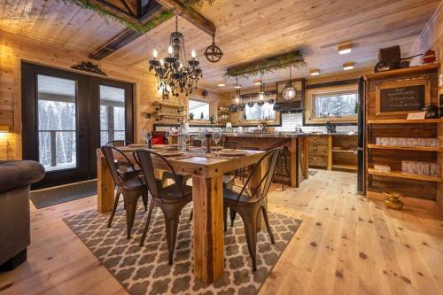 Chalet Mikua, 6 p. spa, billard, Forêt & Nature (Chalet Mikua, 6 p. spa, billard, Foret & Nature) in La Malbaie (QC)