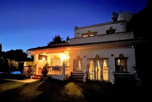 ระเบียง/ชานเรือน, Holiday villa in 10 min from Fuengirola beach with sea views pool BBQ parking WiFi aircon big garden in ลอซ เอสปาล