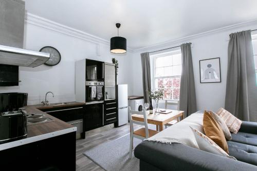 Picture of Peaceful Apartment, Private Parking, Walk To City Centre