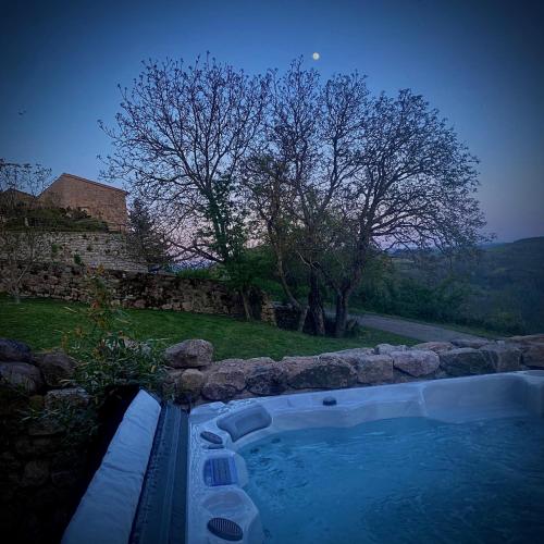 Maisonnette jardin jacuzzi au cœur de Chambles