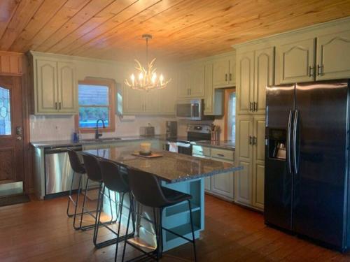 Lure Me Inn - WALK to all resort amenities in Lake Lure, USA