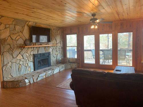 Lure Me Inn - WALK to all resort amenities in Lake Lure, USA
