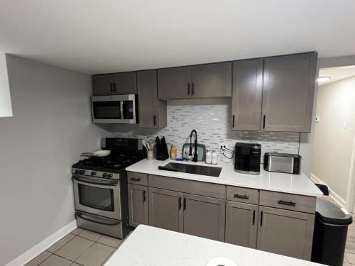 Kitchen, Modern 3 Bedroom Close to Downtown Chicago in Grand Boulevard
