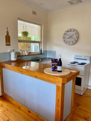 kuchyně, Tumby Bay Escape - 4BR - Beautiful Beach Cottage in Poloostrov Eyre