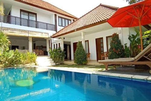 Large 4 bedroom villa w private pool near beach