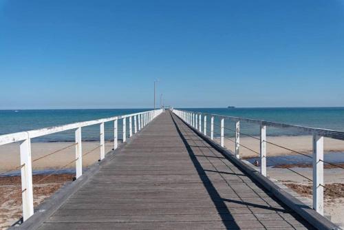 Largs Oasis, Beach & Jetty views - Free wine