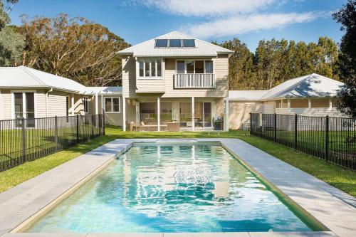 Echo Beach House Luxurious House with Pool and Ducted Air