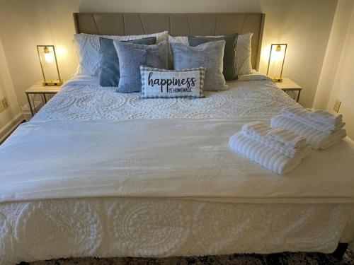 . NEW King Beds 86 inch RokuTV and Massage at the Comfort Haven