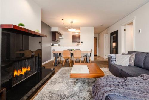 Patagonia 2 Bed 2 Bath with Private Hot Tub in Whistler, Canada