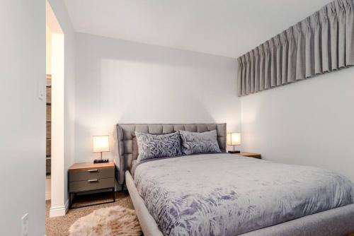 Patagonia 2 Bed 2 Bath with Private Hot Tub in Whistler, Canada