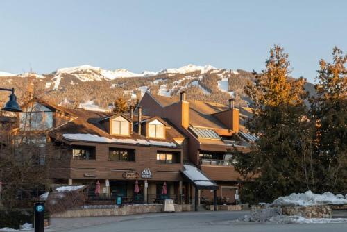 Patagonia 2 Bed 2 Bath with Private Hot Tub in Whistler, Canada