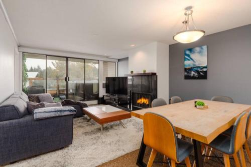 Patagonia 2 Bed 2 Bath with Private Hot Tub in Whistler, Canada