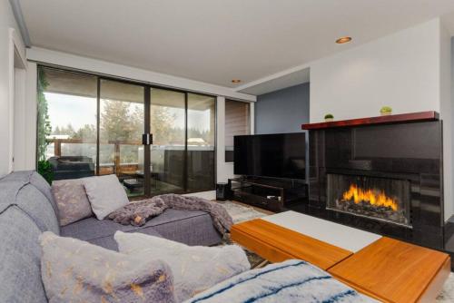 Patagonia 2 Bed 2 Bath with Private Hot Tub in Whistler, Canada
