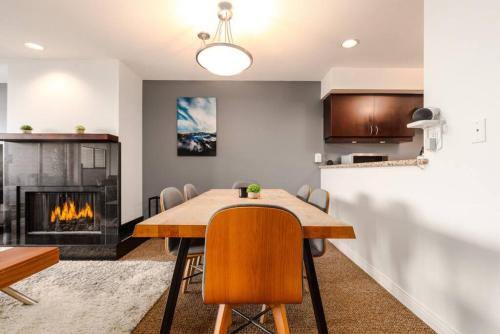 Patagonia 2 Bed 2 Bath with Private Hot Tub in Whistler, Canada