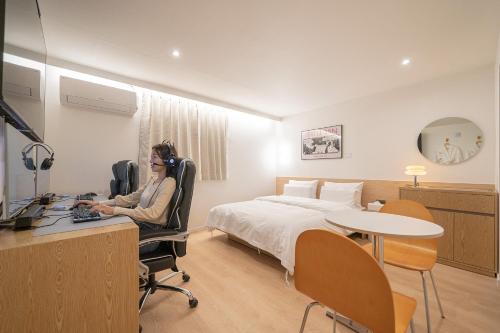 Standard Double Room with 2 Computers