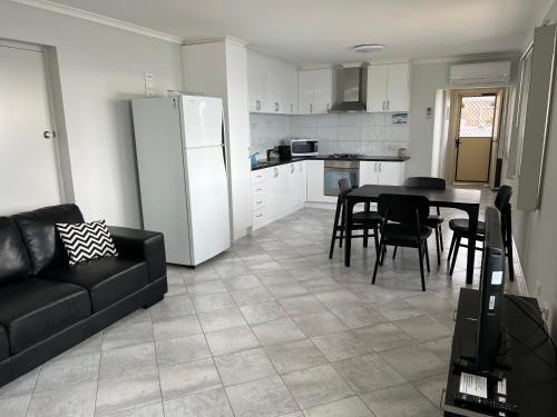 virtuve, Beachside & Jetty View 7 - Sea Eagle Nest Apartment in Streaky Bay
