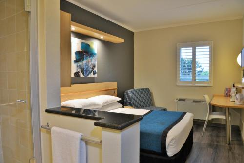 Shower, Road Lodge Randburg in Johannesburg