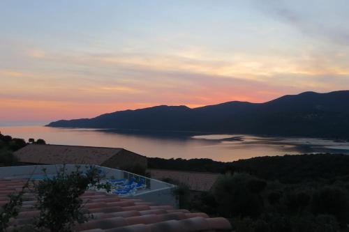 CHEZ ADRIEN 108-Appartement magnifique vue mer piscine chauffée - Location saisonnière - Serra-di-Ferro