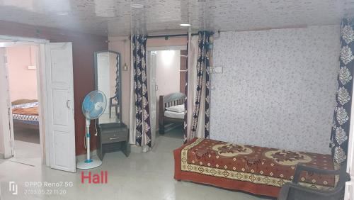 1 king bed, 3 queen beds, 2 sofa beds