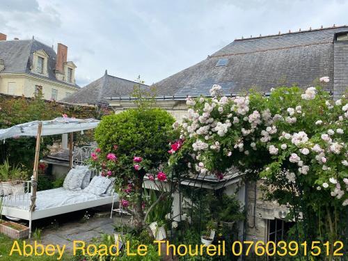 Abbey Road Le Thoureil Maison 6 chambres 12 personnes in Madeleine-Saint-Leonard