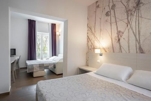 2 twin beds, 1 sofa bed