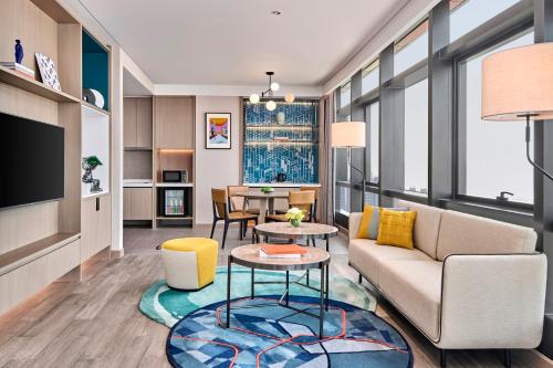 Shared lounge/TV area, Artyzen Habitat Taopu Shanghai in Putuo and Changfeng Park