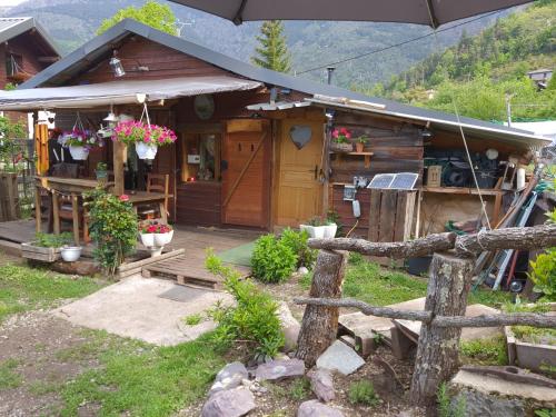LA CABANE, petite chambre agréable chez l'habitant, maison toute en bois chambre d'hôte Saint-Sauveur-sur-Tinée