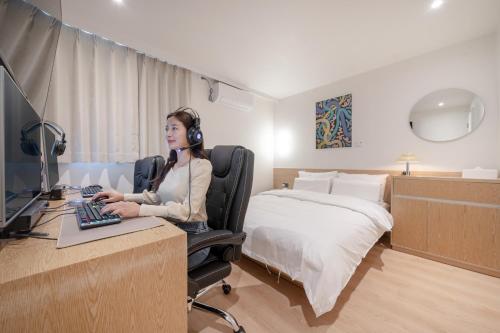 Deluxe Double Room with 2 Computers