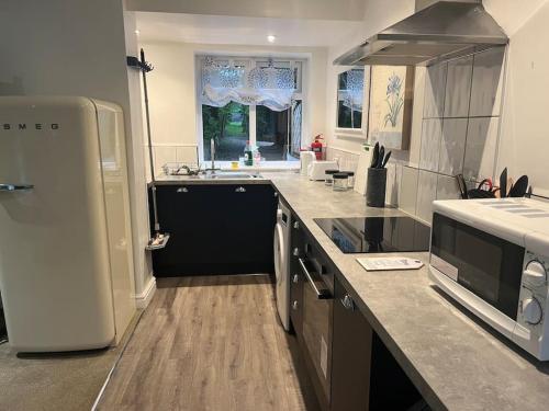 кухня, North Cottage Marlfields Hall, Stunning Location in Adlington