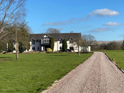 Фасада на хотела, North Cottage Marlfields Hall, Stunning Location in Adlington