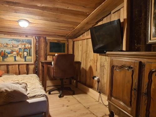 LA CABANE, petite chambre agréable dans maison en bois