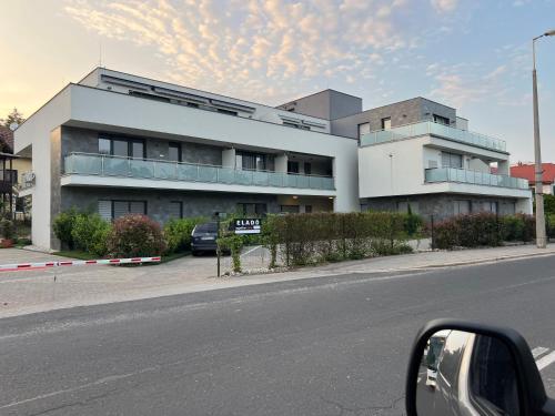 Ngoại cảnh khách sạn, Central Perk Apartman in Balatonalmadi