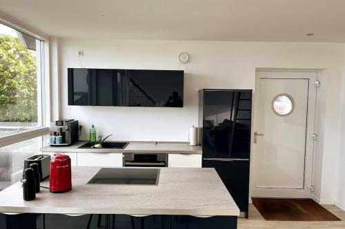 Mutfak, Lichtdurchflutete Ferienwohnung mit direktem Schleiblick in Fahrdorf
