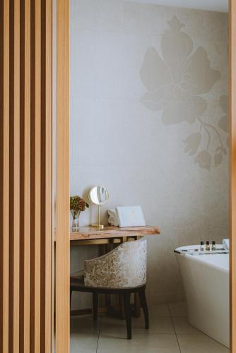 Royal Champagne Hotel & Spa - image 2