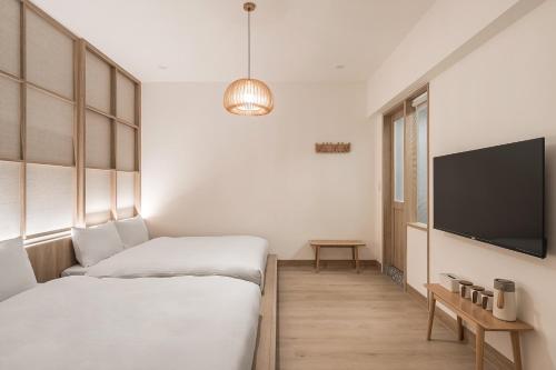 Standard Quadruple Room image 9
