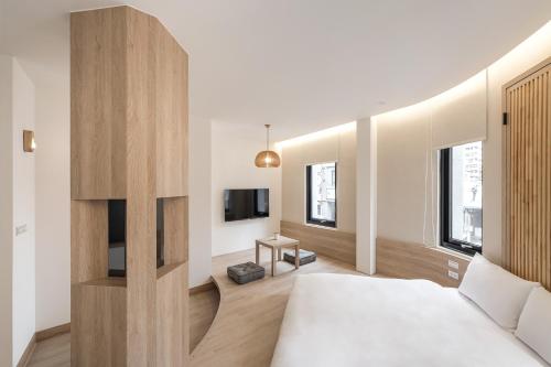 Standard Double Room image 7