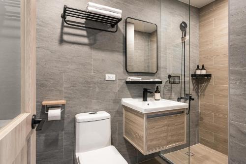 Standard Quadruple Room image 6