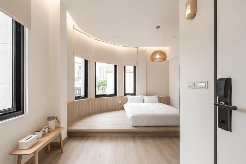 Standard Double Room image 6
