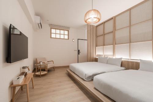 Standard Quadruple Room image 5
